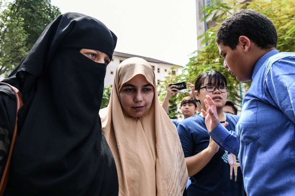 بالصور - تشييع جثمان العالم الفلسطيني المغدور فادي البطش في ماليزيا