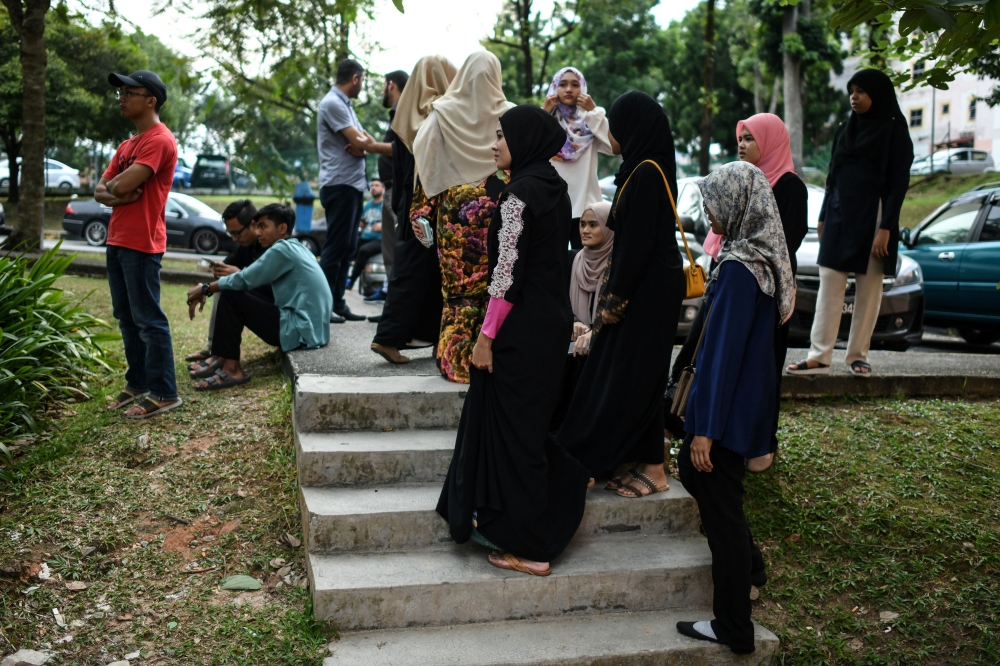 بالصور - تشييع جثمان العالم الفلسطيني المغدور فادي البطش في ماليزيا