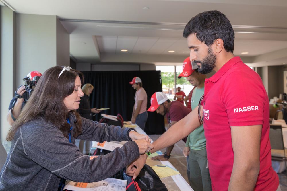 ناصر بن حمد في "الرجل الحديدي" بتكساس.. عين على الإنجاز