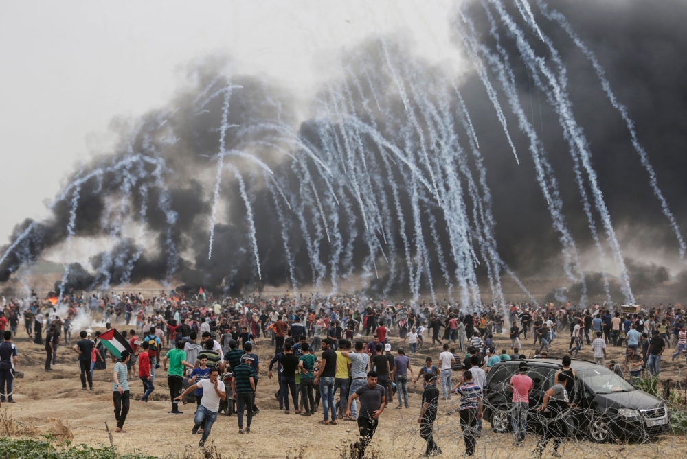 بالصور - ألف مصاب فلسطيني بنيران الاحتلال في "جمعة عمال فلسطين"