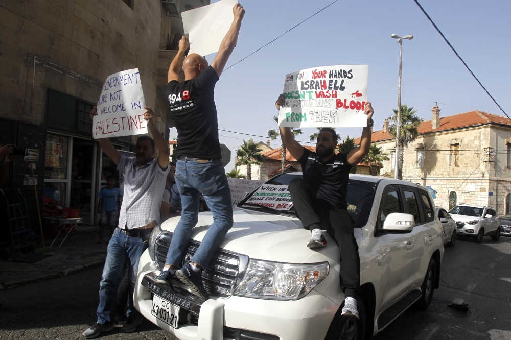 محتجون فلسطينيون يرمون بالبيض سيارة تقل وفداً أمريكياً في الضفة