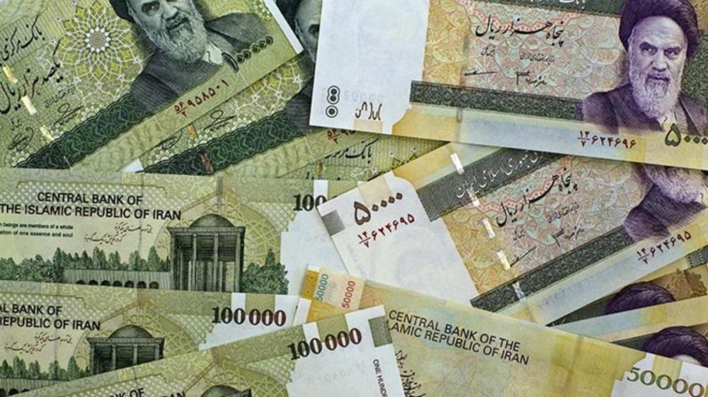 إيران تخفض العملة للمرة الأولى في ظل العقوبات الأمريكية