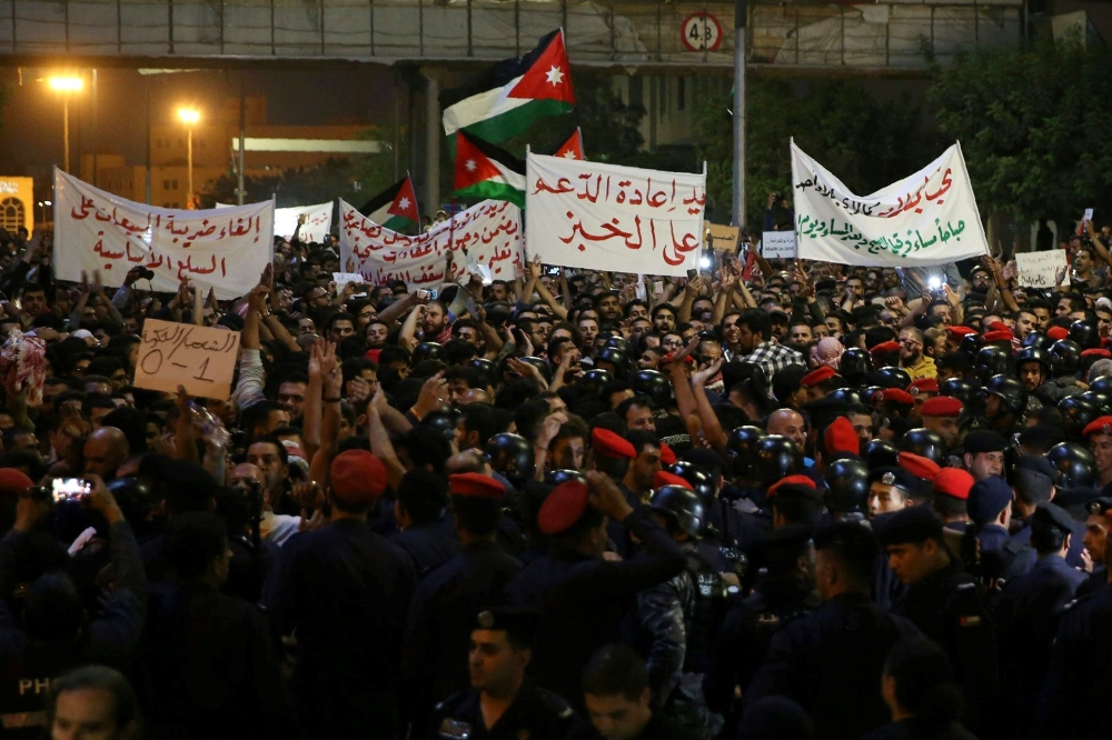 عاهل الأردن يحذِّر من "دخول البلاد في المجهول"