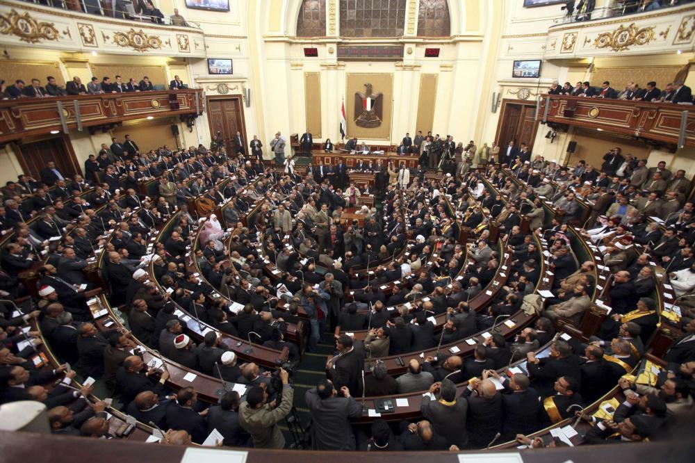 مصر تفرض رسوما إضافية على تراخيص السيارات والنقال والجوازات