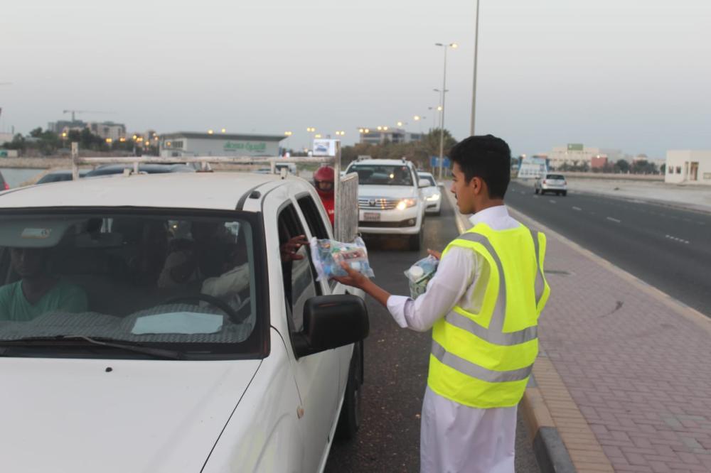 "الخالدية" و"ثمار" يقدمان حملة إفطار على الطريق بقلالي