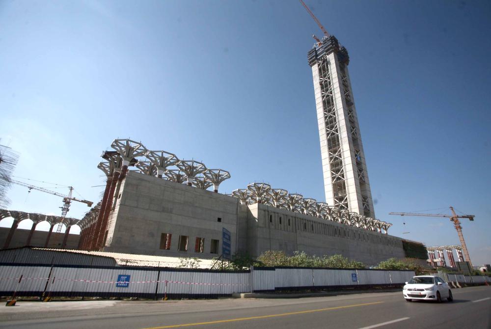 الجزائريون يرفضون الصلاة على سجاد "ولاية الفقيه"