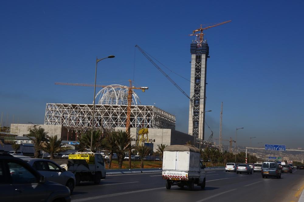 الجزائريون يرفضون الصلاة على سجاد "ولاية الفقيه"