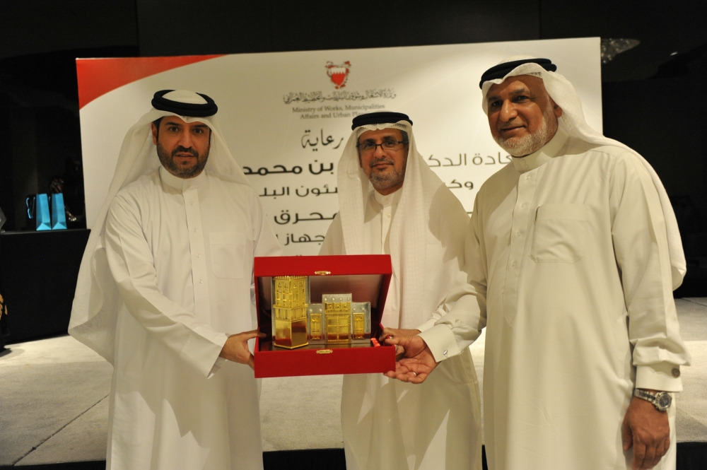 بلدية المحرق تحتفي بـ 53 متقاعداً وموظفاً