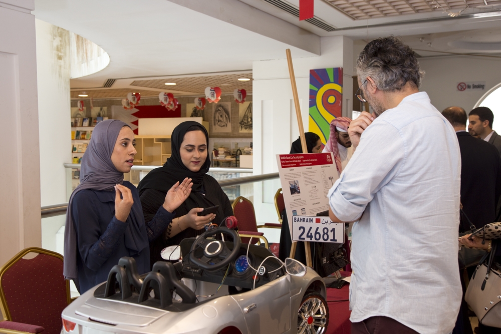 "الأهلية" تستعرض مشروعات تخرج طلبة "الهندسة"