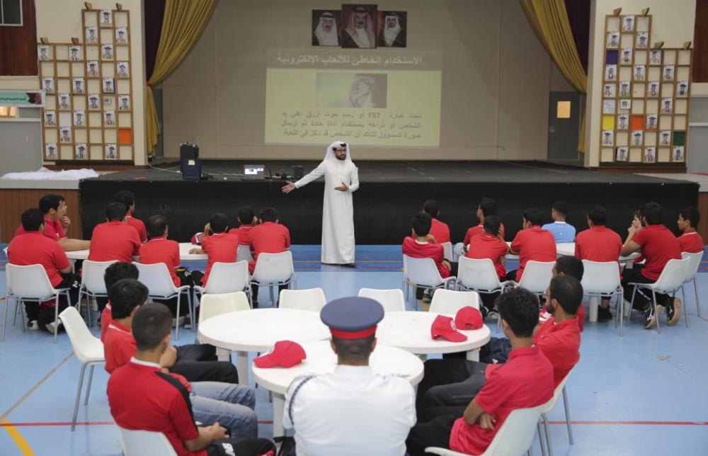 طلبة المعسكر الصيفي يشاركون في عدد من المحاضرات ويزورون حلبة البحرين الدولية