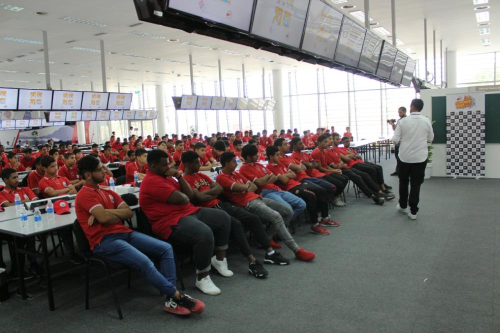 طلبة المعسكر الصيفي يشاركون في عدد من المحاضرات ويزورون حلبة البحرين الدولية