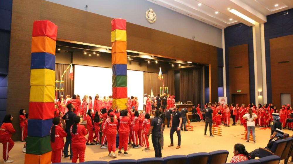 طلبة المعسكر الصيفي يشاركون في عدد من المحاضرات ويزورون حلبة البحرين الدولية