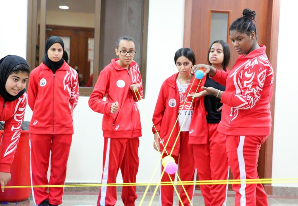 طلبة المعسكر الصيفي يشاركون في عدد من المحاضرات ويزورون حلبة البحرين الدولية