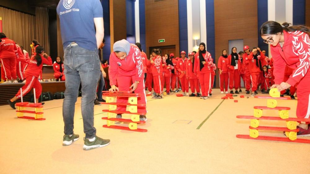 طلبة المعسكر الصيفي يشاركون في عدد من المحاضرات ويزورون حلبة البحرين الدولية