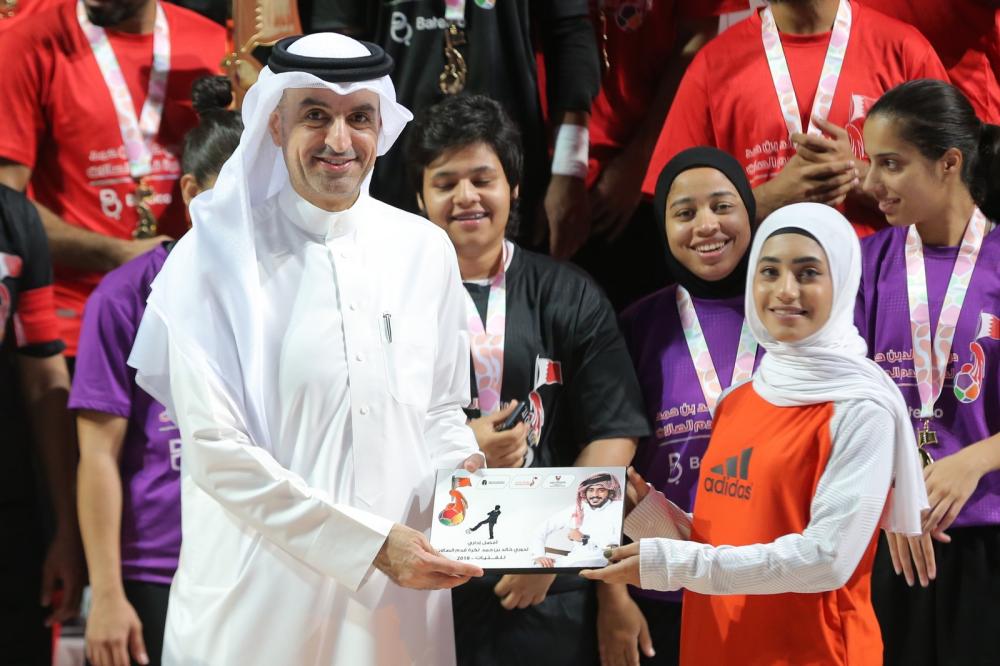 خالد بن حمد يُنيب وزير الشباب والرياضة لتتويج أبطال دوري سموه للفتيات والجاليات والأندية