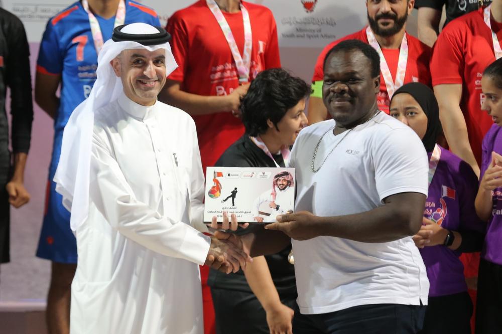 خالد بن حمد يُنيب وزير الشباب والرياضة لتتويج أبطال دوري سموه للفتيات والجاليات والأندية