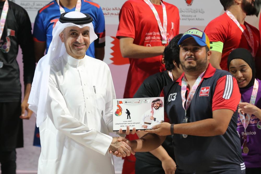 خالد بن حمد يُنيب وزير الشباب والرياضة لتتويج أبطال دوري سموه للفتيات والجاليات والأندية