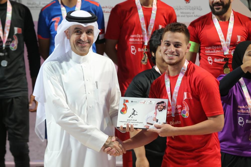 خالد بن حمد يُنيب وزير الشباب والرياضة لتتويج أبطال دوري سموه للفتيات والجاليات والأندية