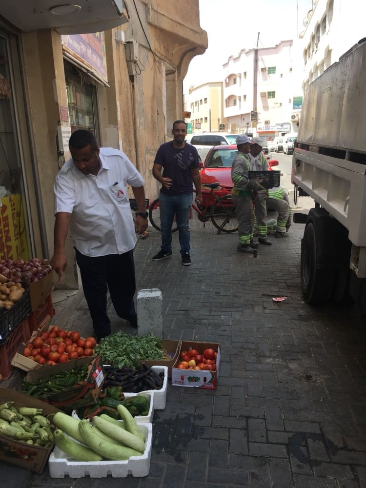 إزالة مخالفات إشغال الطريق بساحل المحرق