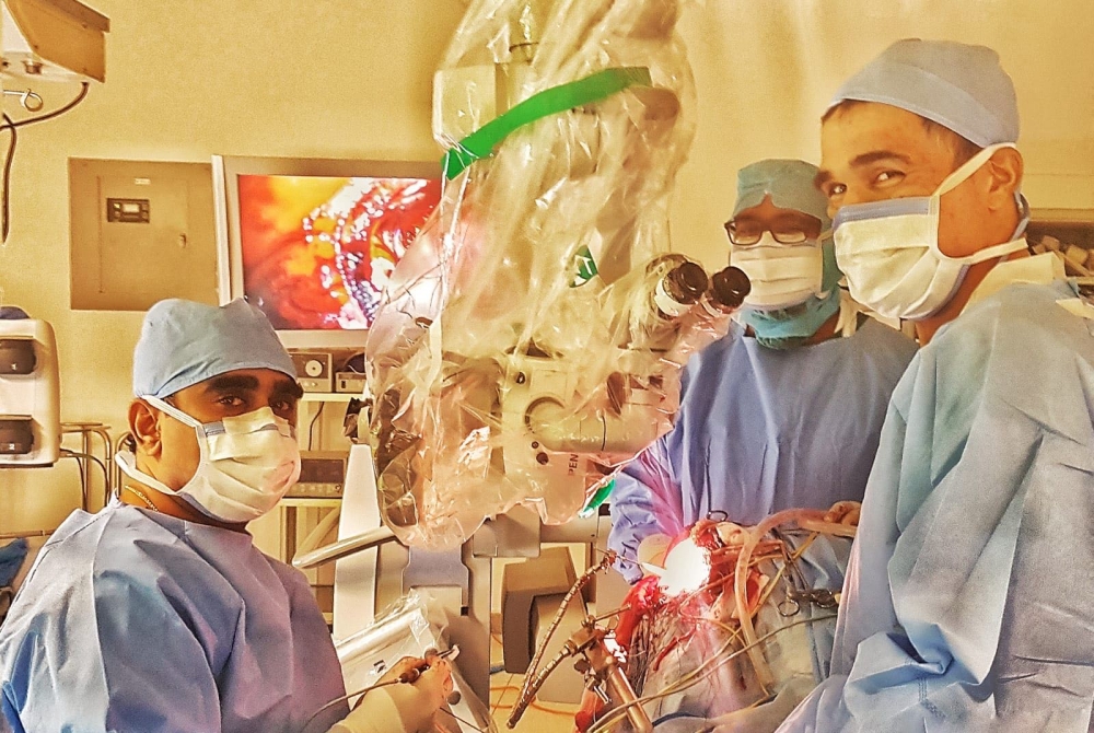 طبيب زائر يجري 4 عمليات لمرضى يعانون آلاماً بالرأس