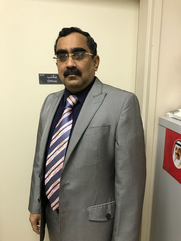 طبيب زائر يجري 4 عمليات لمرضى يعانون آلاماً بالرأس