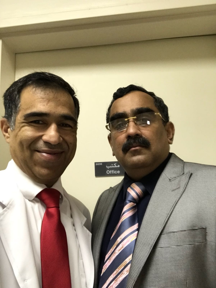 طبيب زائر يجري 4 عمليات لمرضى يعانون آلاماً بالرأس