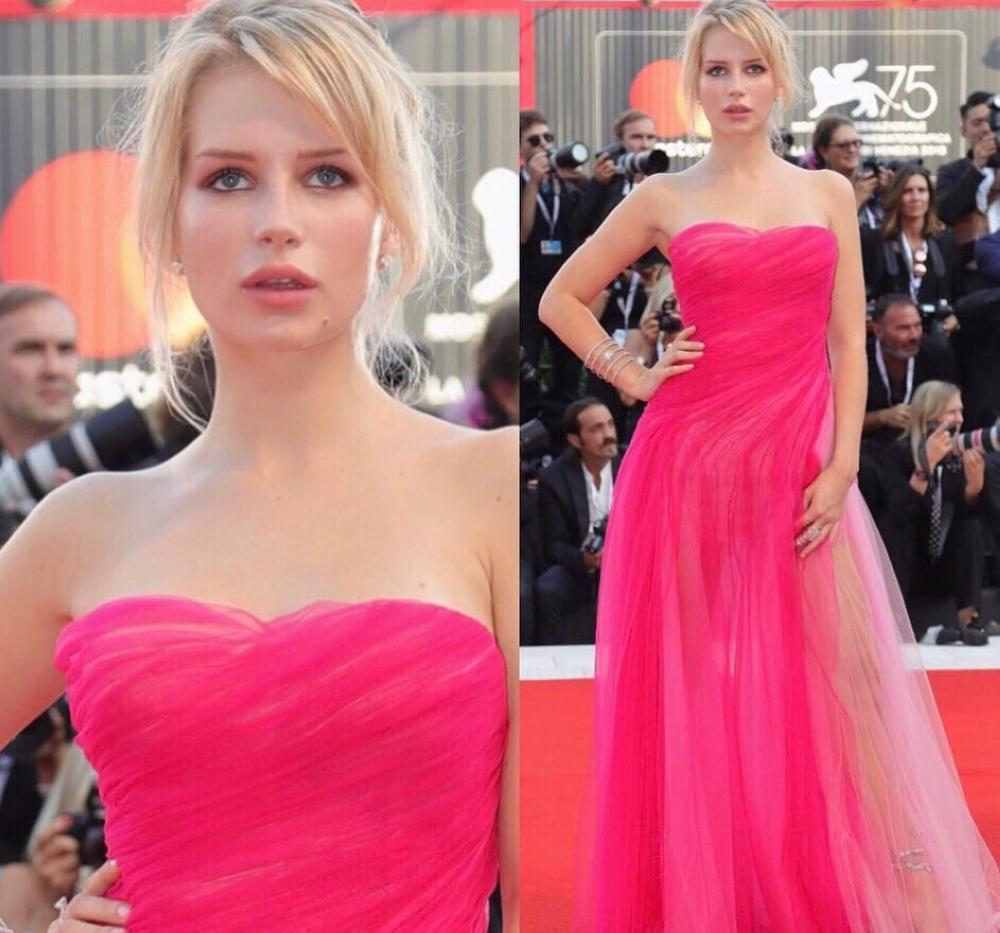 نجمات هوليوود يتألقن على سجادة مهرجان فينيسيا