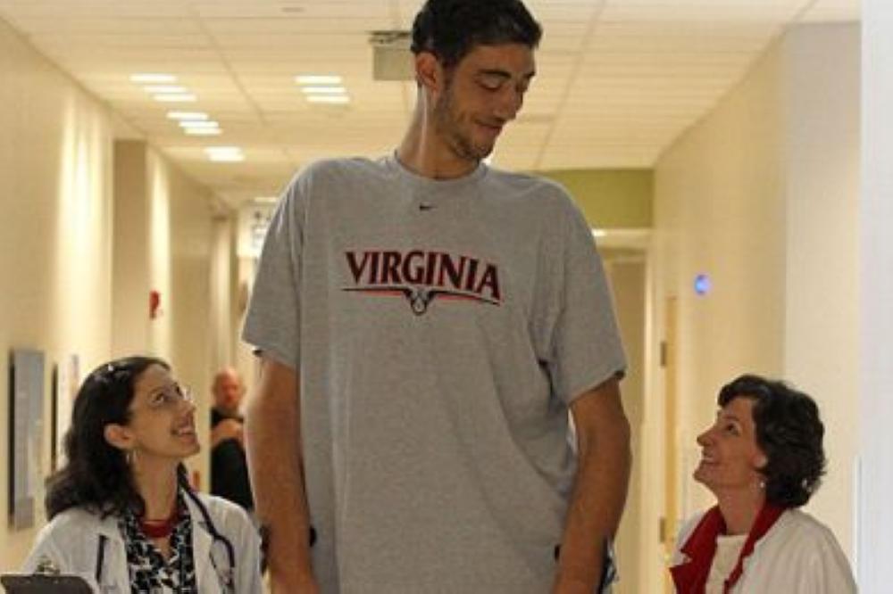 أطول رجل في العالم متزوج ويمتلك مرحاضا خاصا صحيفة الوطن