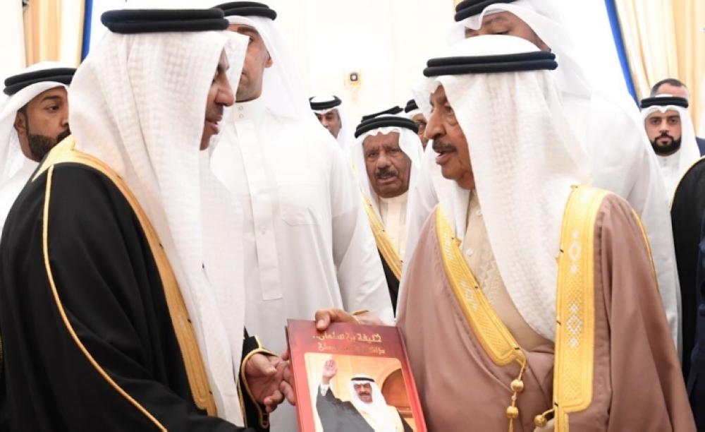 "خليفة بن سلمان.. ذاكرة الوطن" كتاب يرصد مواقف وطنية لرئيس الوزراء