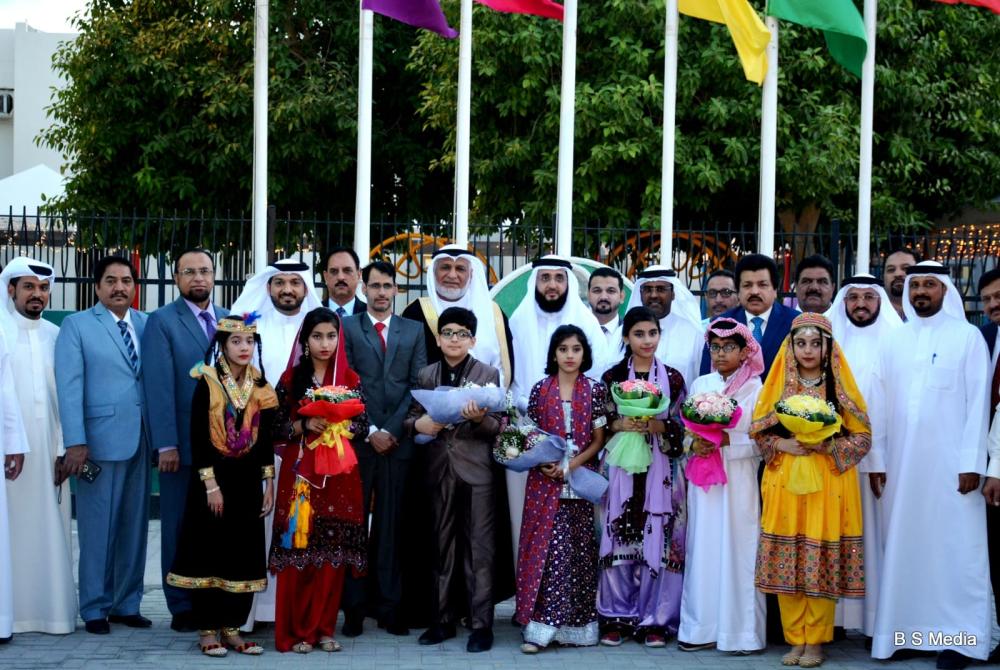 في أكبر حفل.. المدرسة الباكستانية تحتفي بتخريج 137 طالباً وطالبة