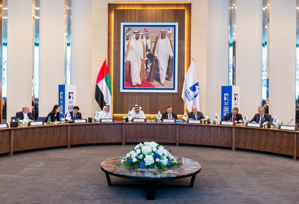 حامد بن زايد يشهد جانباً من " ملتقى أبو ظبي للرؤساء التنفيذيين "