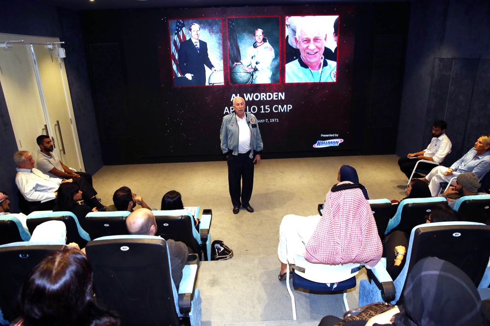 المركز العلمي يستضيف رائد الفضاء الأمريكي ألفريد ووردين