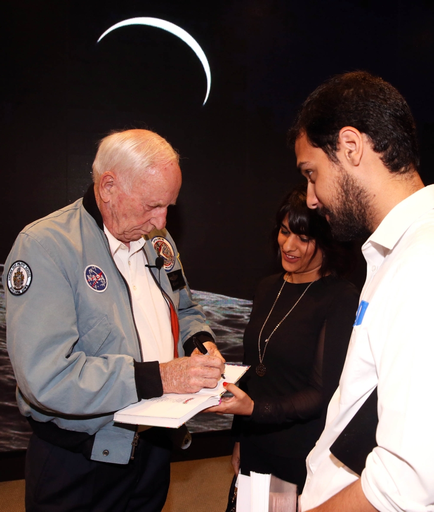 المركز العلمي يستضيف رائد الفضاء الأمريكي ألفريد ووردين