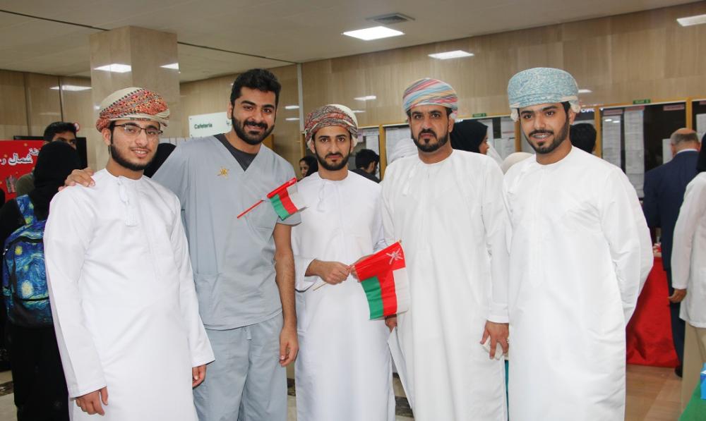 طلبة "الخليج العربي" يحتفلون بالعيد الوطني العماني