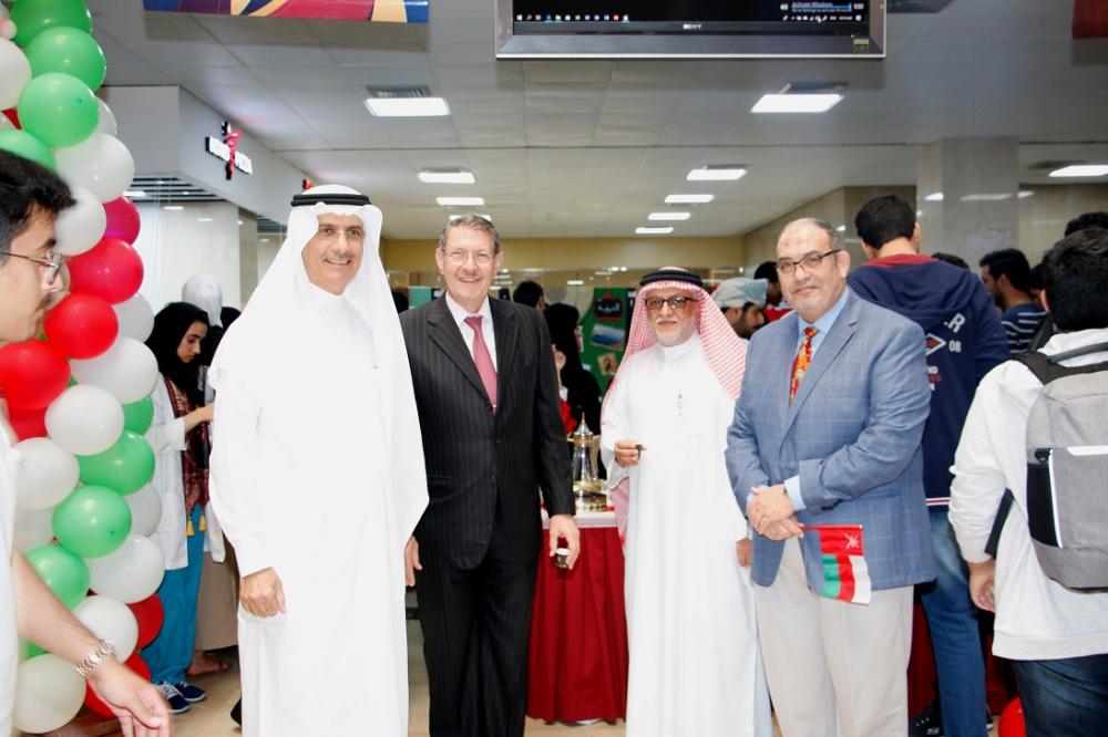 طلبة "الخليج العربي" يحتفلون بالعيد الوطني العماني