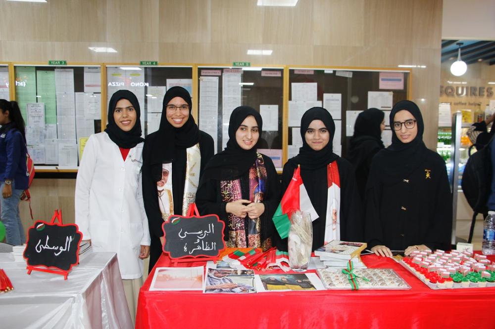 طلبة "الخليج العربي" يحتفلون بالعيد الوطني العماني