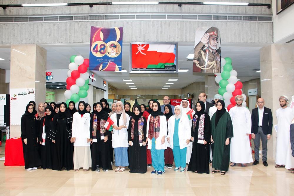 طلبة "الخليج العربي" يحتفلون بالعيد الوطني العماني