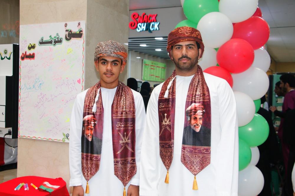 طلبة "الخليج العربي" يحتفلون بالعيد الوطني العماني