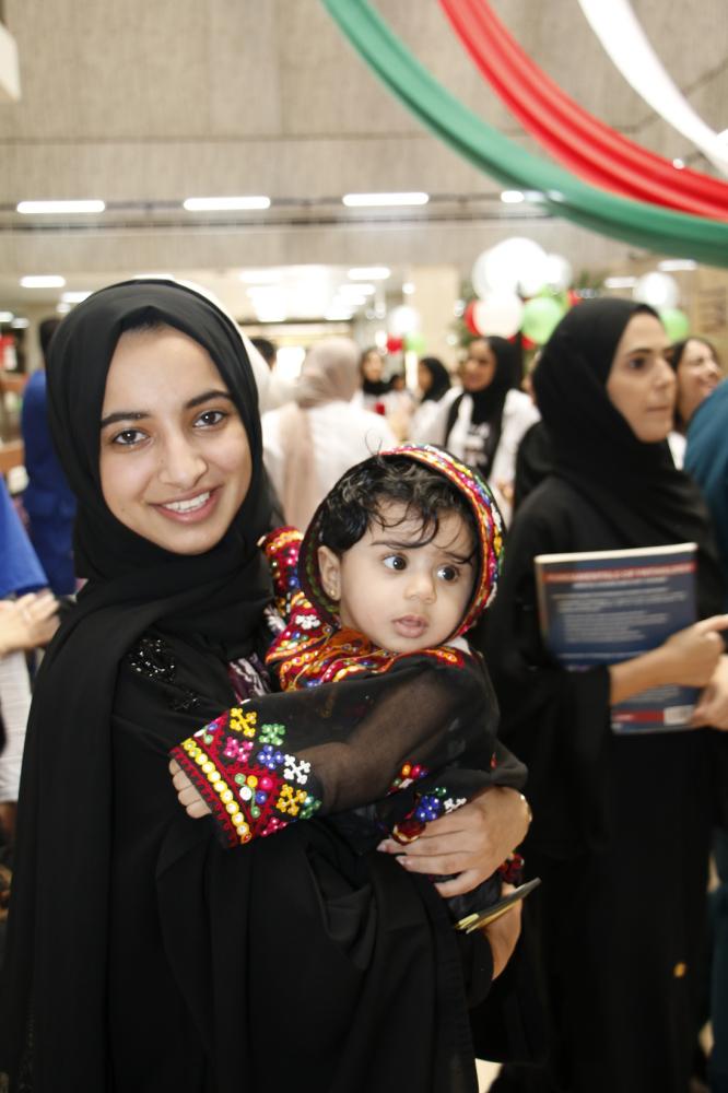 طلبة "الخليج العربي" يحتفلون بالعيد الوطني العماني