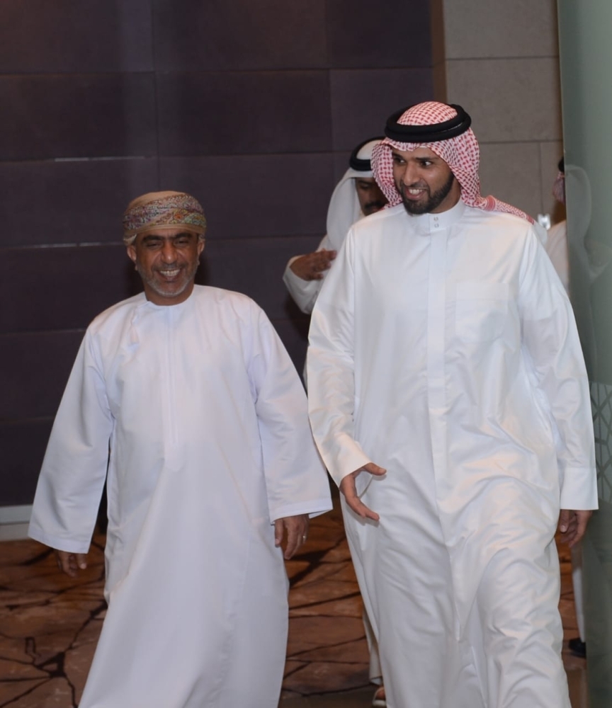 رئيس اتحاد الكرة والأمين العام يصلان مسقط لحضور حفل جوائز الاتحاد الآسيوي