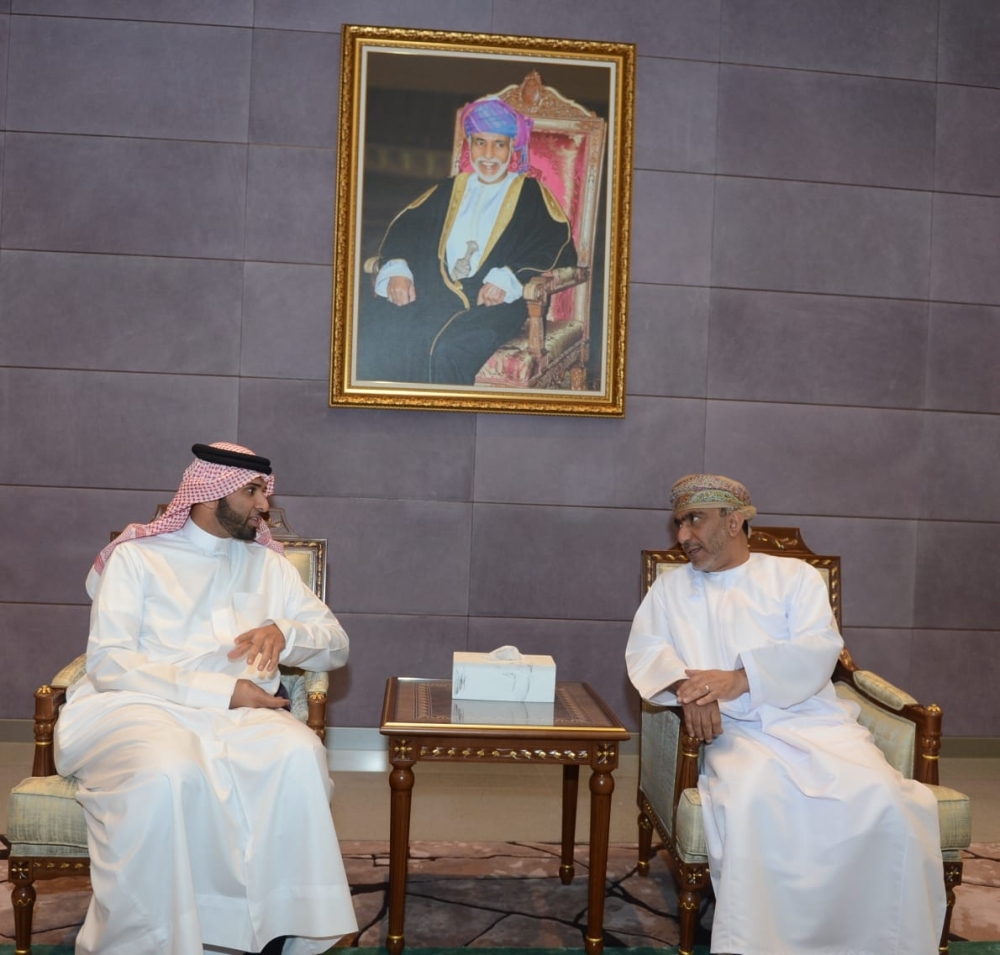 رئيس اتحاد الكرة والأمين العام يصلان مسقط لحضور حفل جوائز الاتحاد الآسيوي