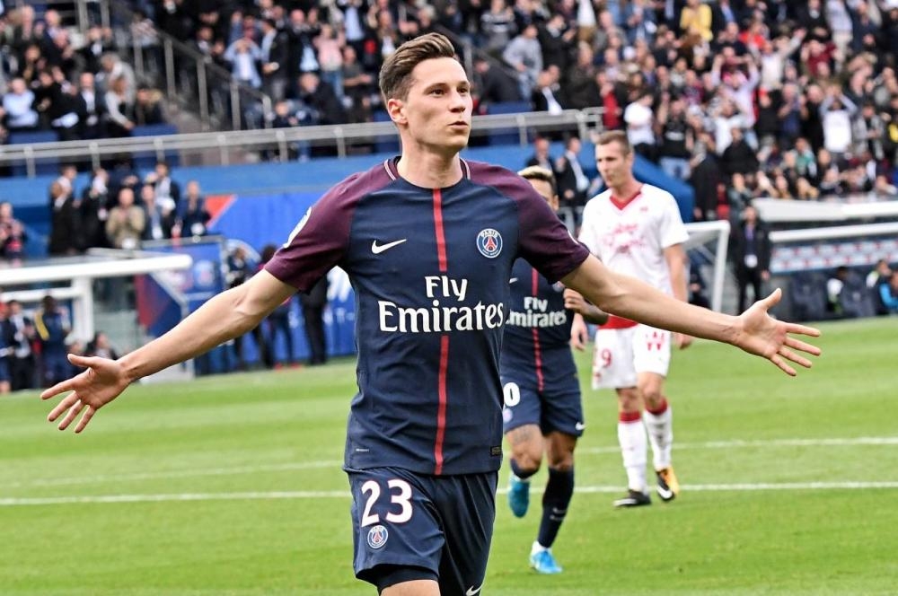 خلف الستار الأحمر..!