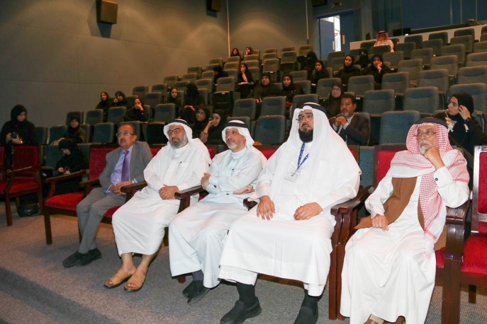 أطروحة بجامعة البحرين تدعو لبحث الطاقة الإقناعية في النصوص الحجاجية