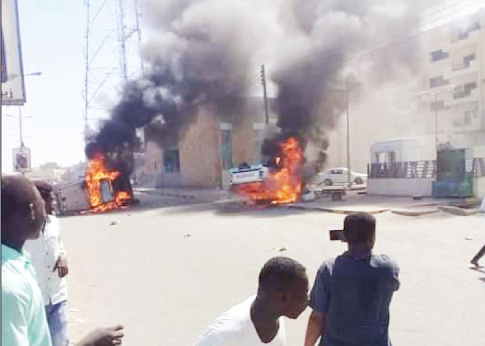 الوقود وشح السيولة والغلاء أزمات تشعل السودان في 2018