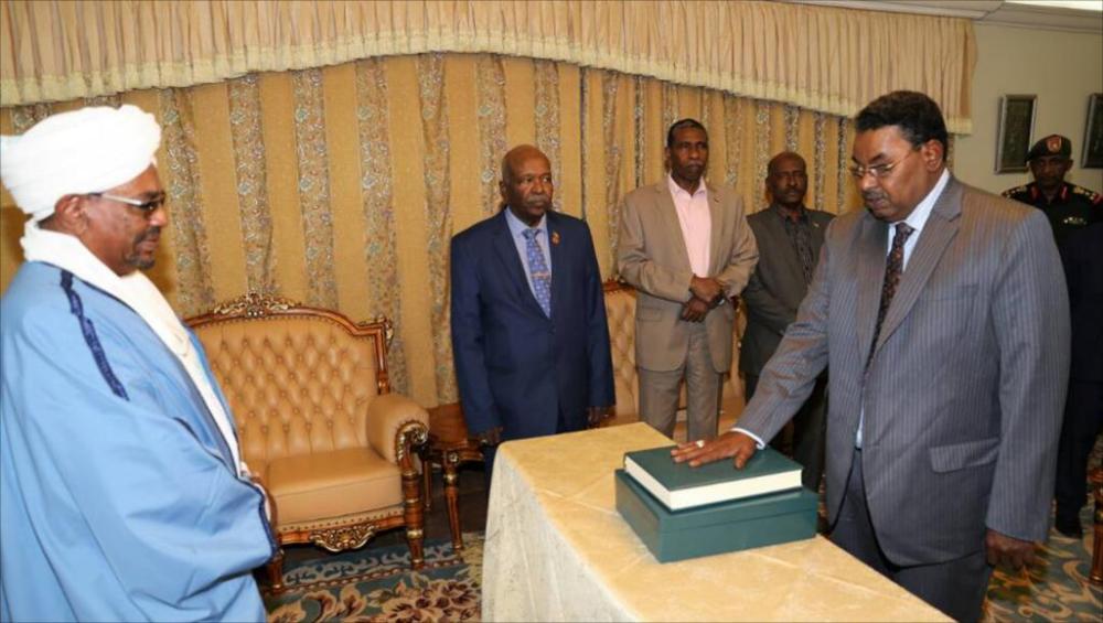 الوقود وشح السيولة والغلاء أزمات تشعل السودان في 2018