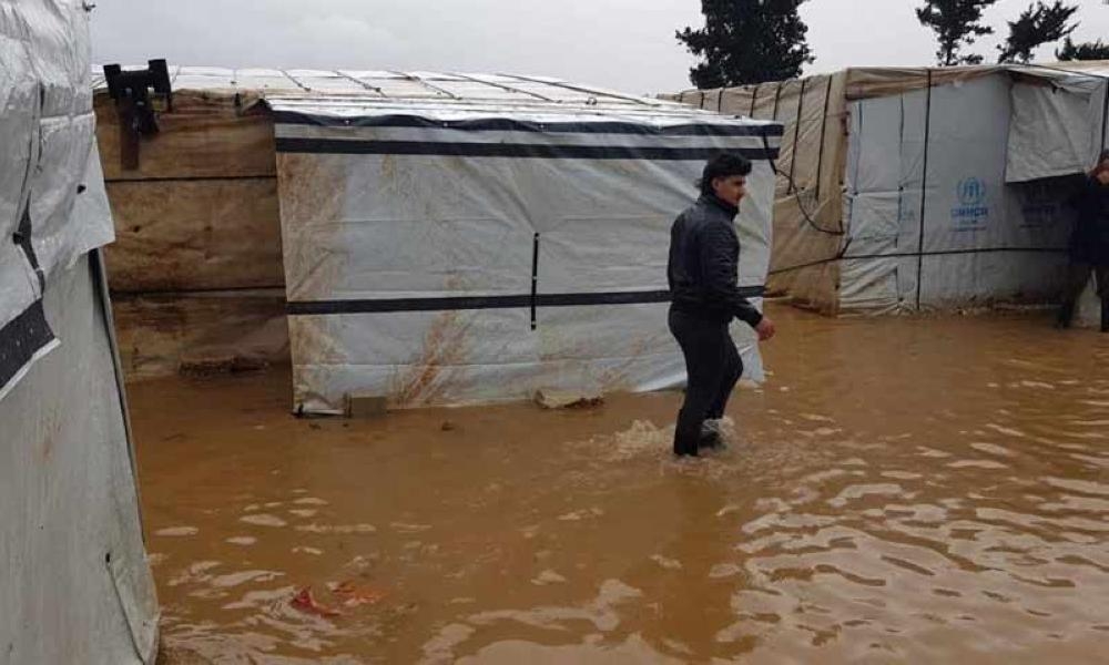 "الصليب الأحمر" اللبناني يجلي مئات النازحين السوريين في السماقية