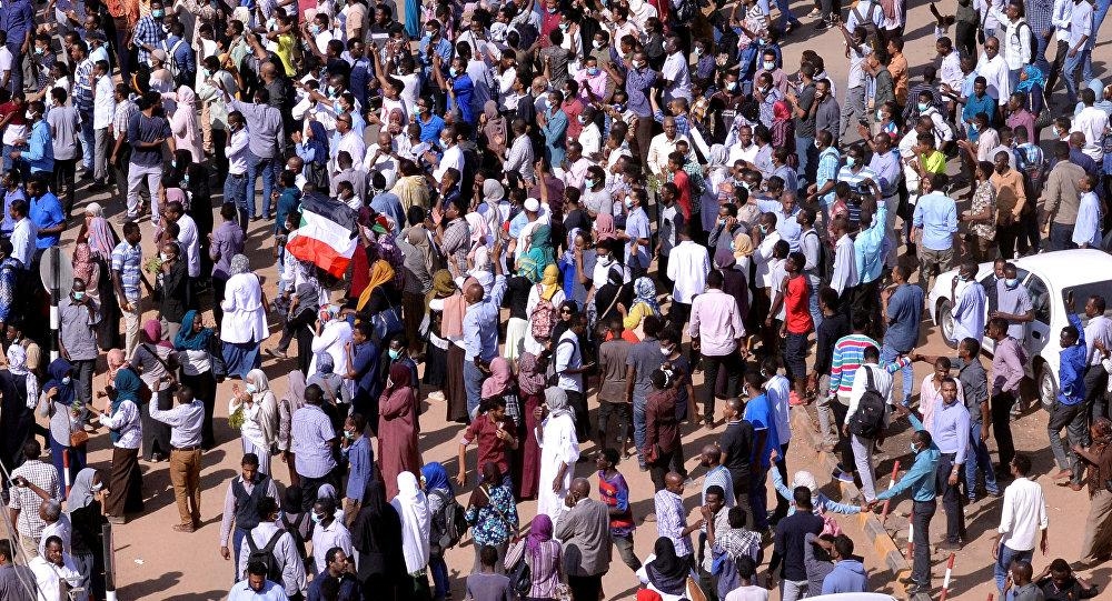 "#تسقط _بس".. "#تقعد_بس".. امتداد شعارات الثورات بالسودان