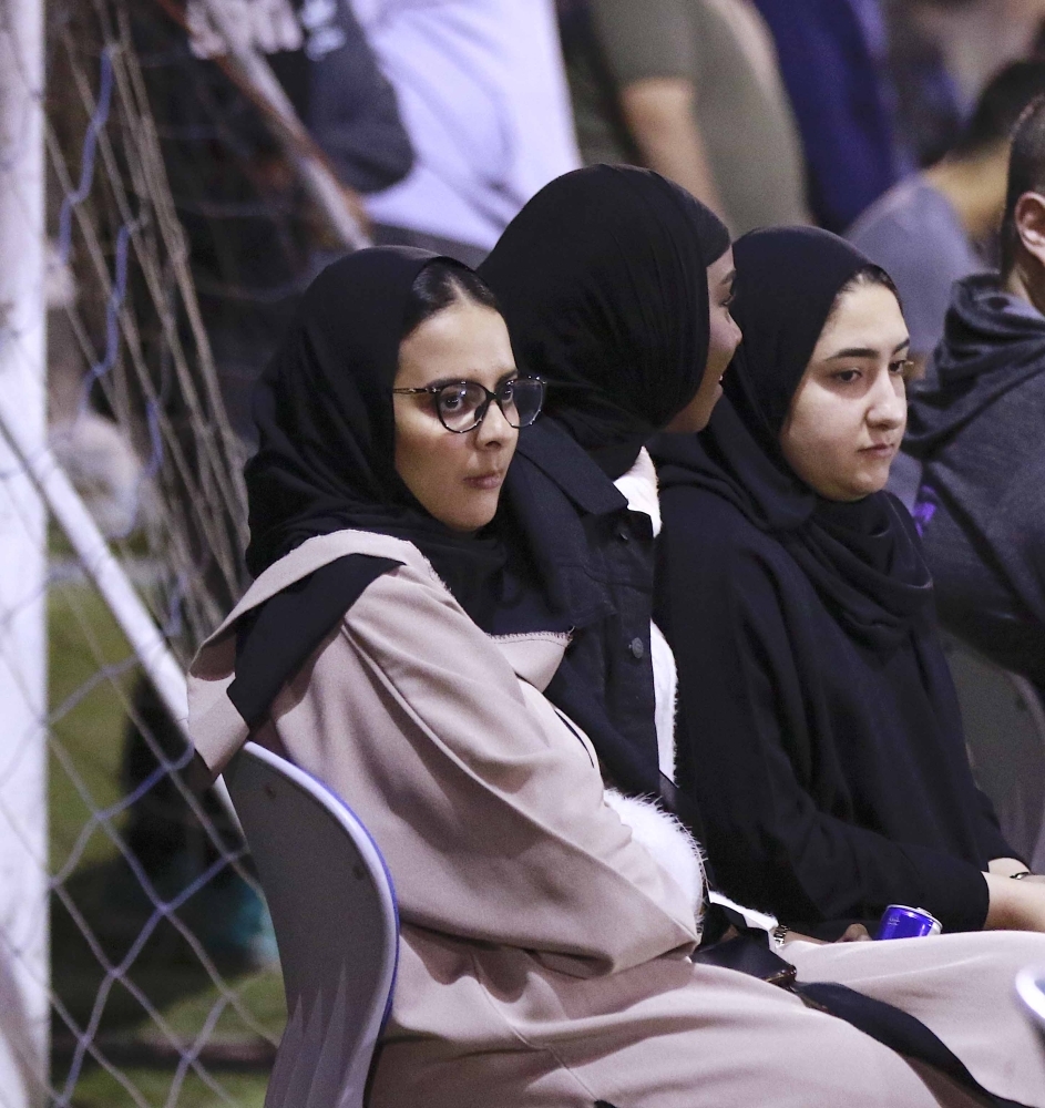 "جامعة البحرين" يحتل الصدارة و"التطبيقية" يشدد المطاردة