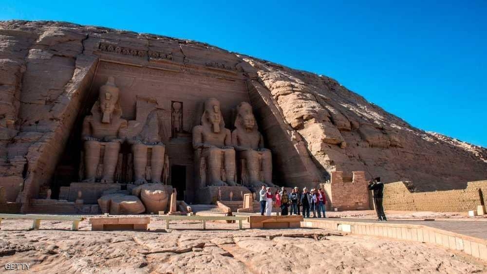 ماكرون يبدأ زيارته إلى مصر من "أبو سمبل"