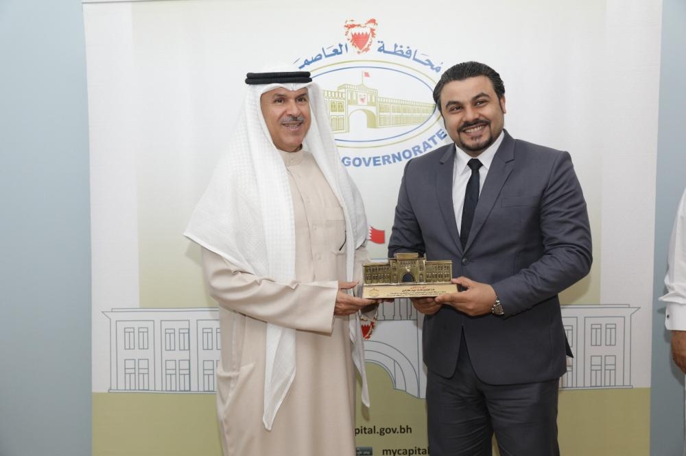 محافظ العاصمة يكرم 11 جهة حكومية وخاصة شاركت بتزيين مبانيها